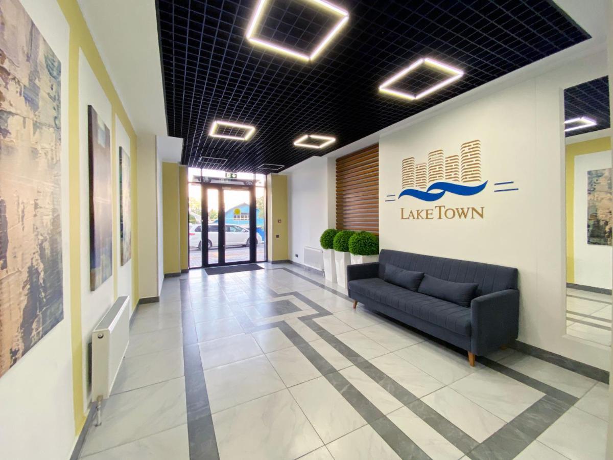 Апартаменты В Жк Laketown На Берегу Озера Almaty Esterno foto